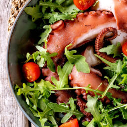 Oktopussalat mit Rucola und Kirschtomaten