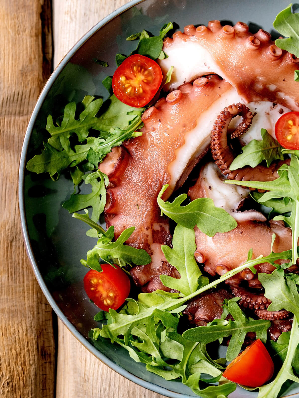Oktopussalat mit Rucola und Kirschtomaten