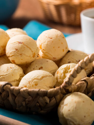 Pão de Queijo brasilianische Käsebällchen im Korb