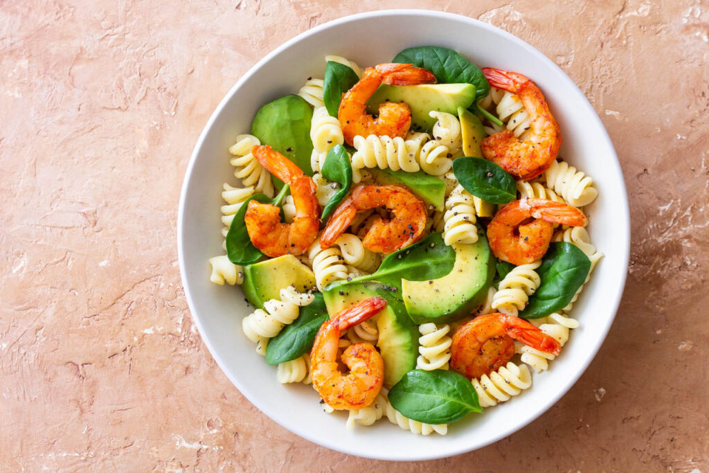 Pasta-Salat mit Garnelen, Avocado & Olivenöl-Limetten-Dressing