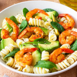 Pasta-Salat mit Garnelen, Avocado & Olivenöl-Limetten-Dressing