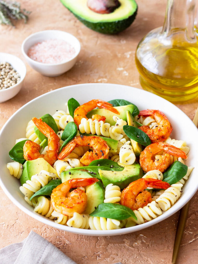 Pasta-Salat mit Garnelen, Avocado & Olivenöl-Limetten-Dressing