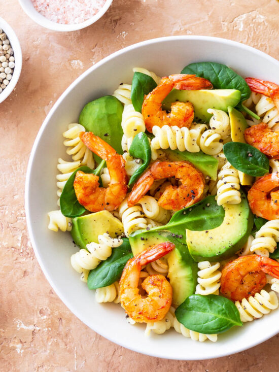 Pasta-Salat mit Garnelen, Avocado & Olivenöl-Limetten-Dressing