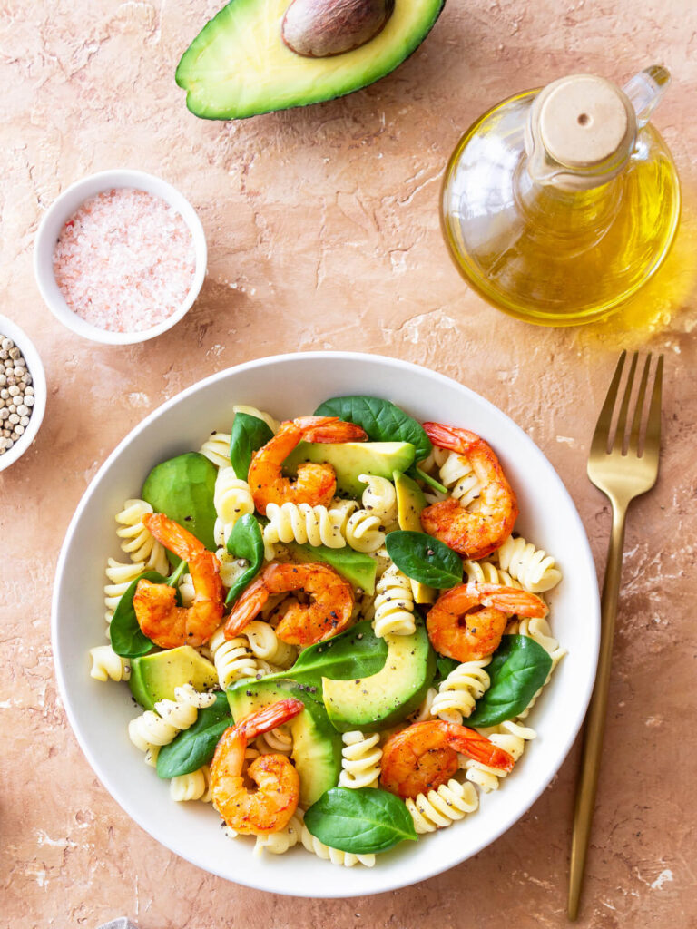Pasta-Salat mit Garnelen, Avocado & Olivenöl-Limetten-Dressing