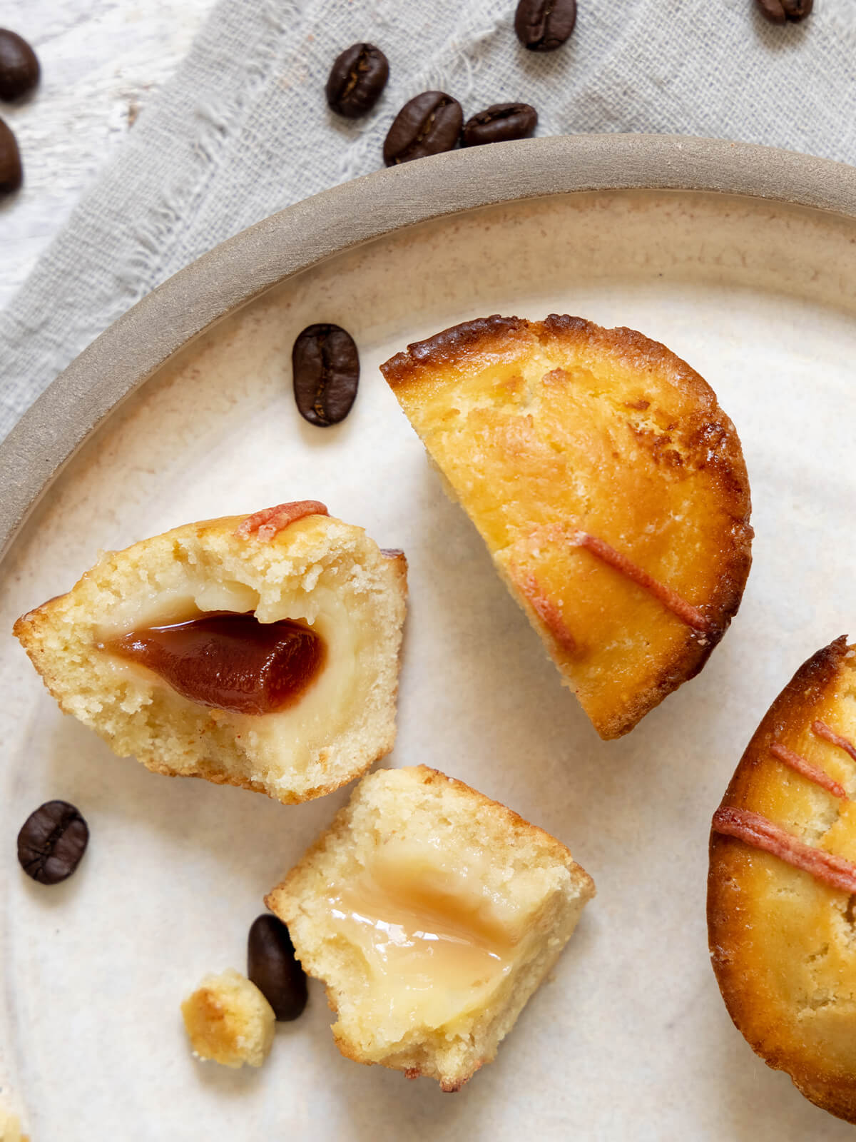 Angeschnittenes Pasticciotto mit Espresso-Schokoladen-Herz im Vanillecreme-Kern