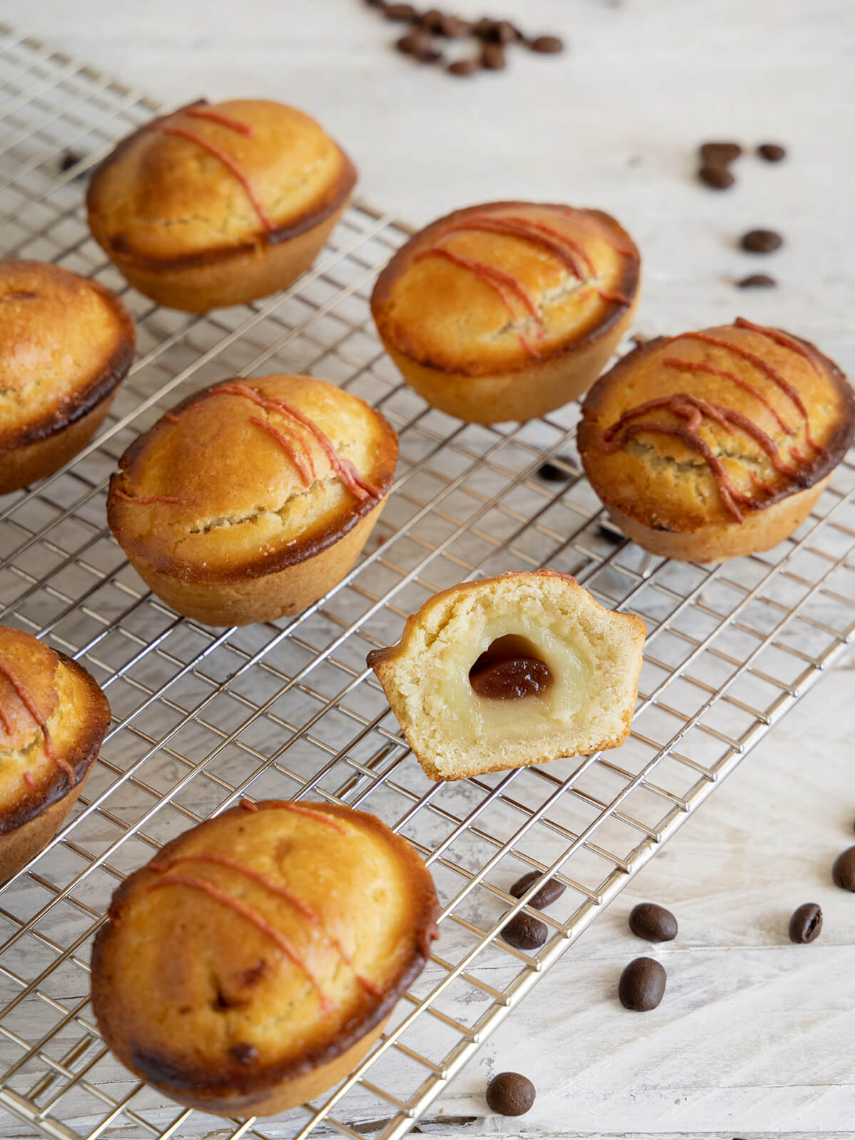 Pasticciotti Leccesi – ovale Mürbeteig-Förmchen mit Vanillecreme und Espresso-Kern aus Lecce