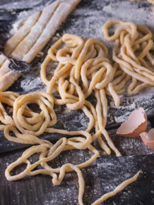 Pici Toscani fatti a mano - Hausgemachte toskanische Pasta von Hand gerollt