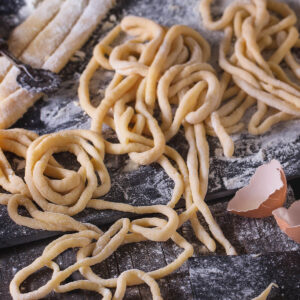 Pici Toscani fatti a mano – Hausgemachte toskanische Pasta von Hand gerollt