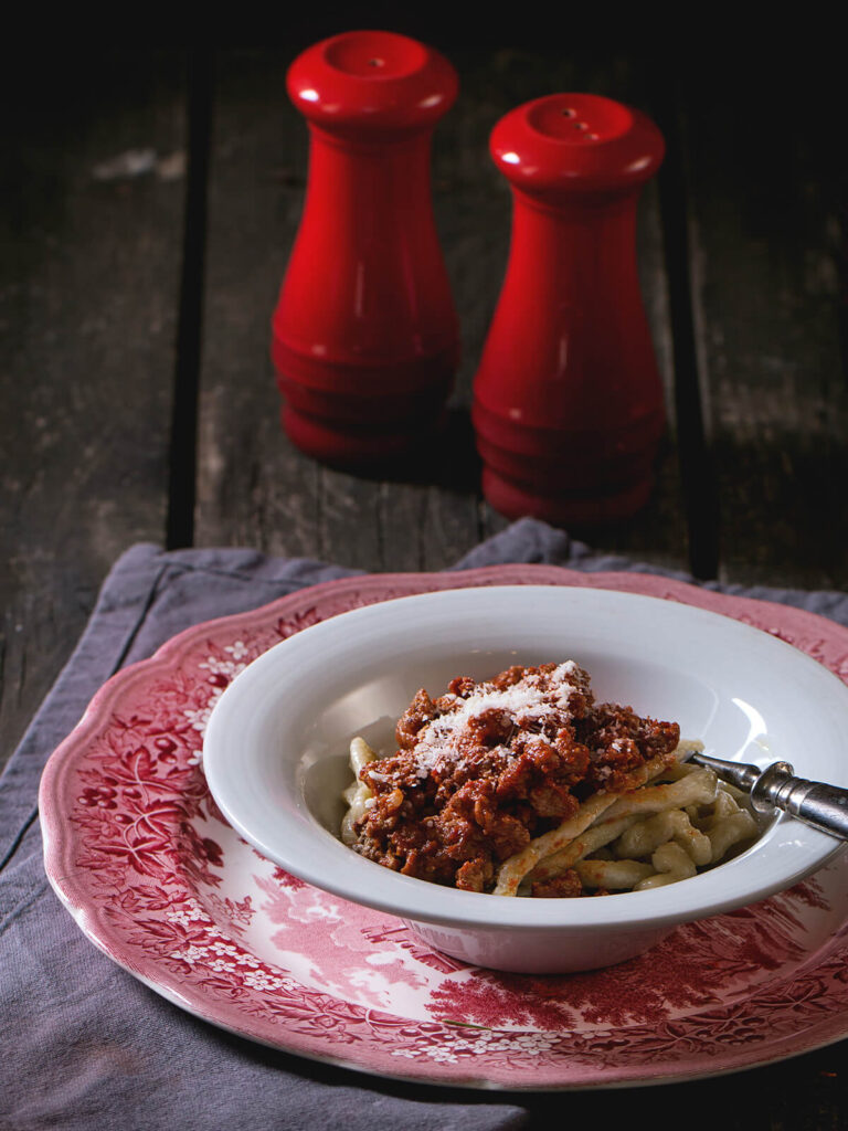 Pici Toscani fatti a mano – Hausgemachte toskanische Pasta Pici von Hand gerollt mit traditioneller Appiciare-Technik