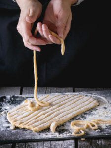 Pici Toscani fatti a mano – Hausgemachte toskanische Pasta von Hand gerollt