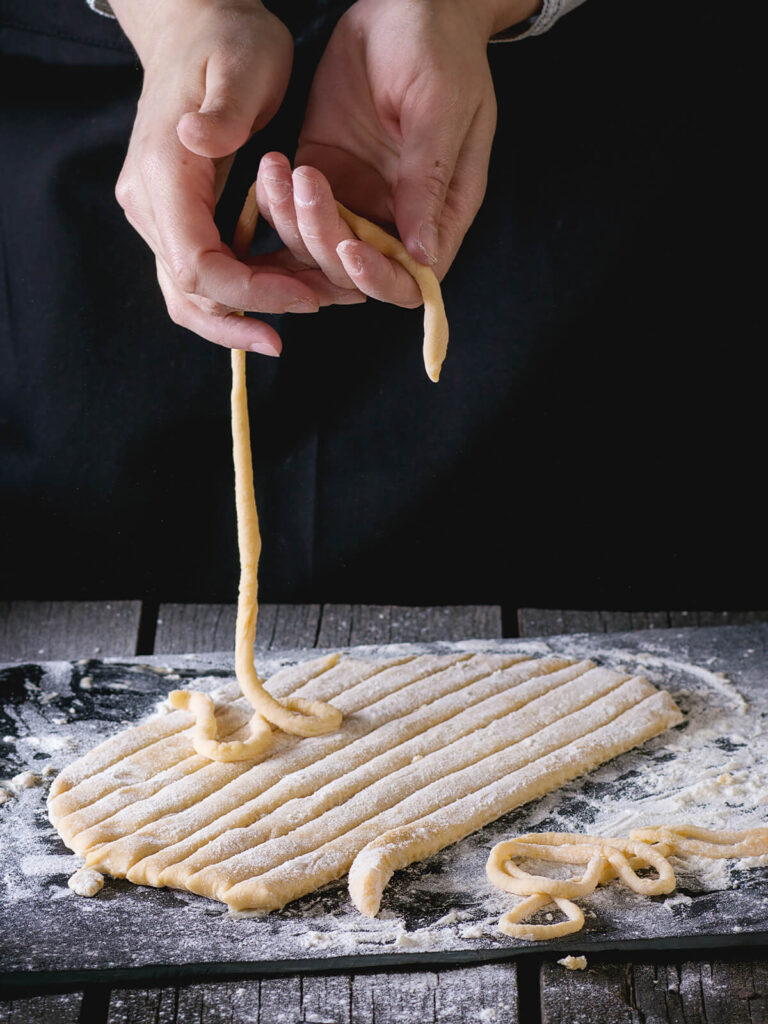 Pici Toscani fatti a mano – Hausgemachte toskanische Pasta von Hand gerollt