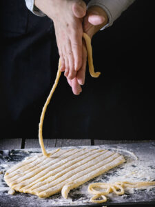 Pici Toscani fatti a mano – Hausgemachte toskanische Pasta von Hand gerollt
