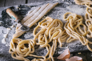 Pici Toscani fatti a mano – Hausgemachte toskanische Pasta von Hand gerollt
