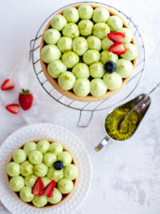 Pistazien-Tarte mit Erdbeerkonfitüre