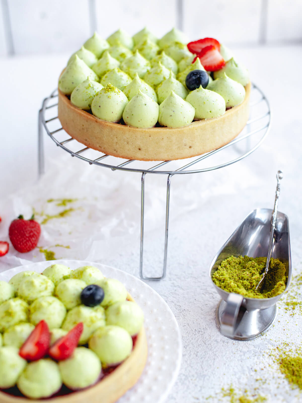 Pistazien-Tarte mit Erdbeerkonfitüre