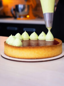 Pistazien-Tarte mit Erdbeerkonfitüre & Pistazien-Sahne-Creme