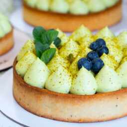Pistazien-Tarte mit Erdbeerkonfitüre & Pistazien-Sahne-Creme