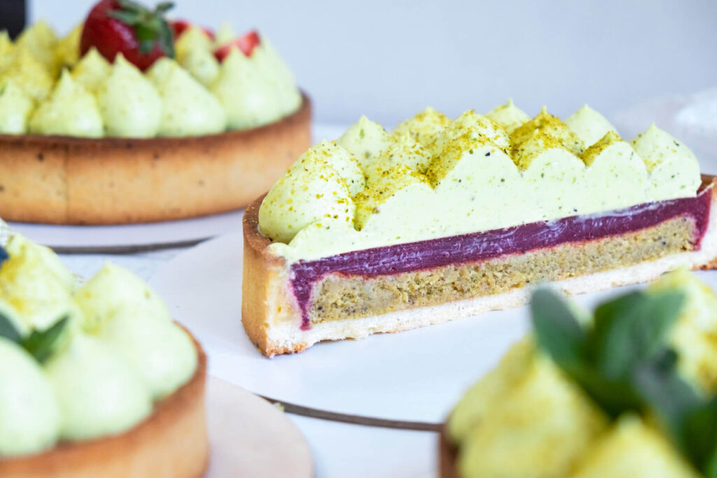 Pistazien-Tarte mit Erdbeerkonfitüre & Pistazien-Sahne-Creme