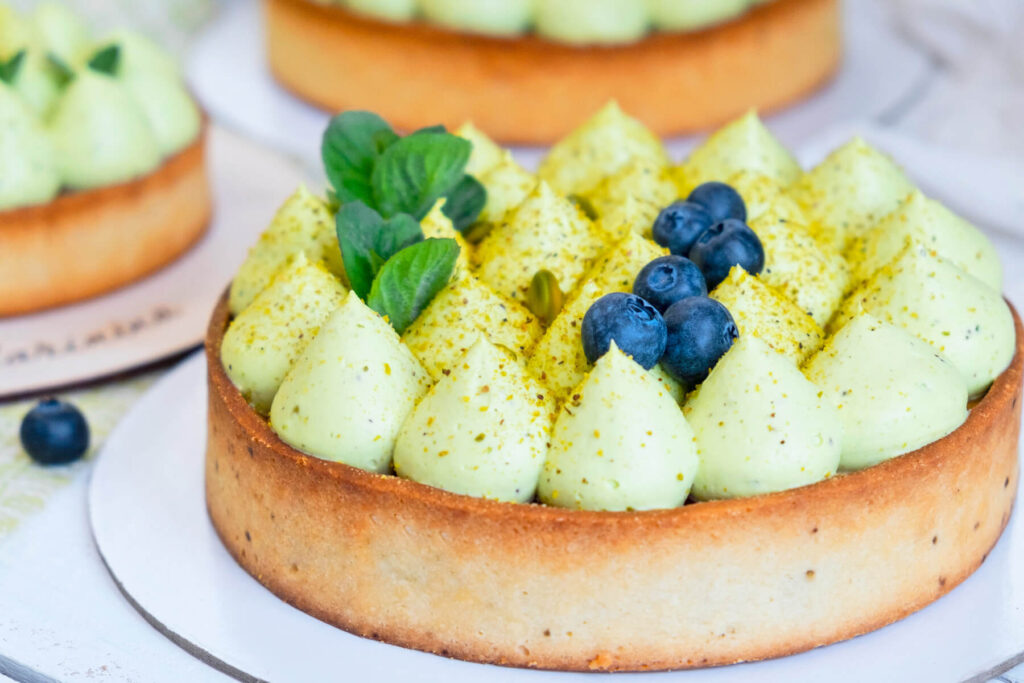 Pistazien-Tarte mit Erdbeerkonfitüre & Pistazien-Sahne-Creme