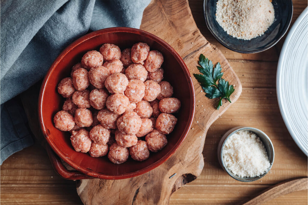 Rohe Polpette-Kugeln auf Kühlrost, italienische Antipasto-Vorbereitung