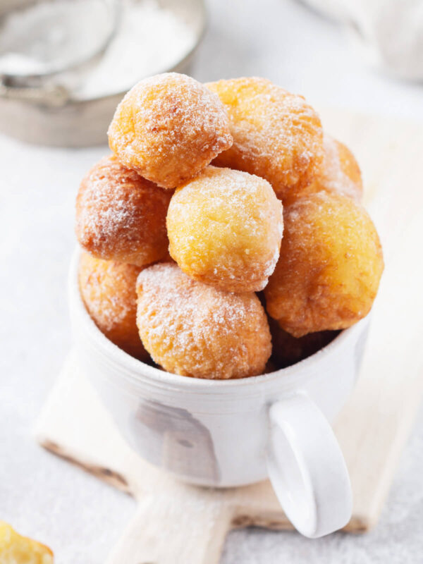 Quarkbällchen – Fluffige frittierte Quarkteig-Bällchen mit Puderzucker