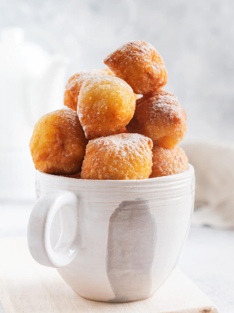 Quarkbällchen – Fluffige frittierte Quarkteig-Bällchen mit Puderzucker