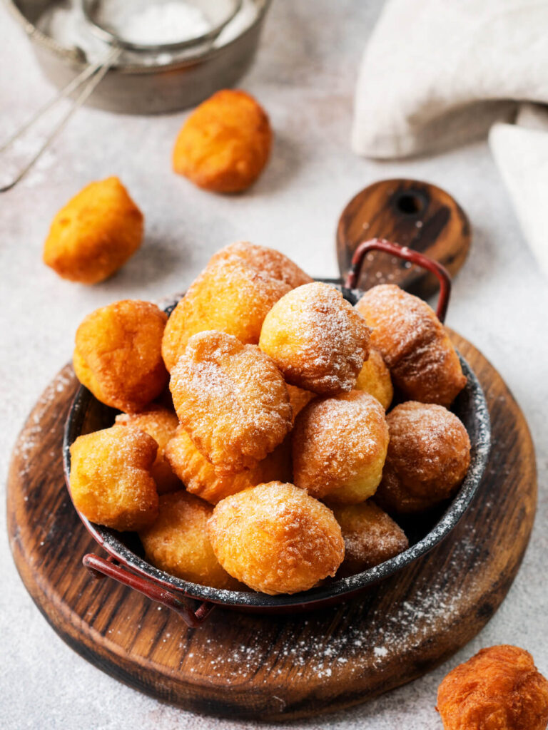 Quarkbällchen – Fluffige frittierte Quarkteig-Bällchen mit Puderzucker