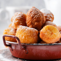 Quarkbällchen – Fluffige frittierte Quarkteig-Bällchen mit Puderzucker