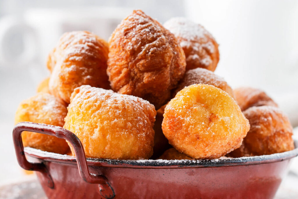 Quarkbällchen – Fluffige frittierte Quarkteig-Bällchen mit Puderzucker