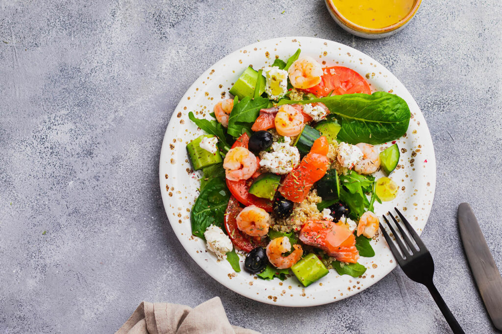 Quinoa-Power-Salat mit Lachs und Garnelen