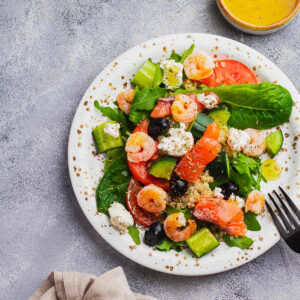 Quinoa-Power-Salat mit Lachs und Garnelen