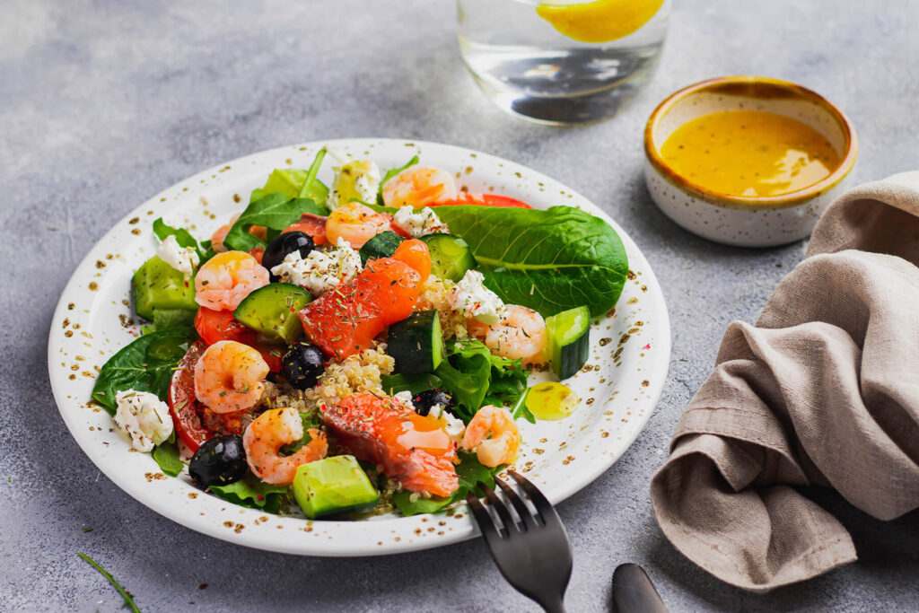 Quinoa-Power-Salat mit Lachs, Garnelen und Mango-Dressing