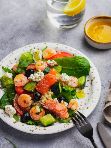Quinoa-Power-Salat mit Lachs und Garnelen