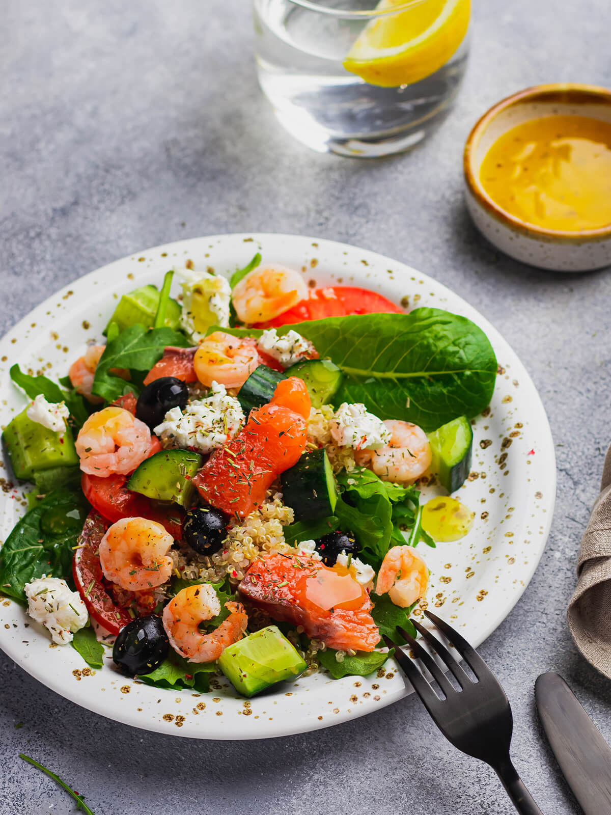 Quinoa-Power-Salat mit Lachs und Garnelen