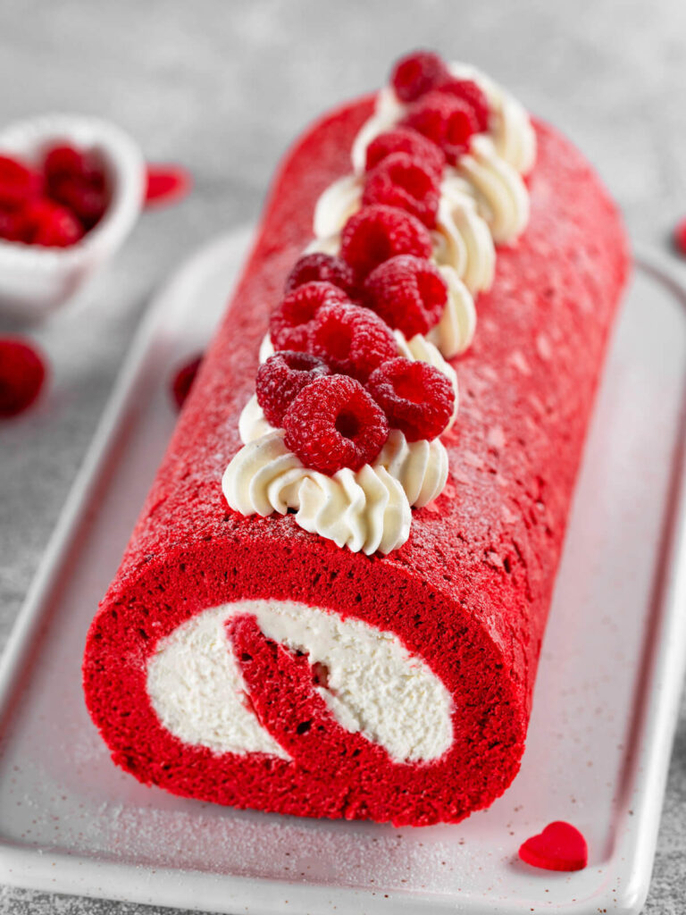 Red Velvet Rollkuchen mit Frischkäse-Frosting