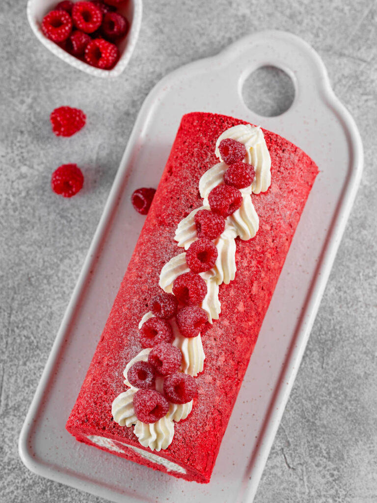 Red Velvet Rollkuchen – Biskuitrollkuchen & Frischkäse-Frosting