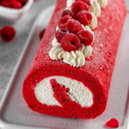 Red Velvet Rollkuchen – Biskuitrollkuchen & Frischkäse-Frosting