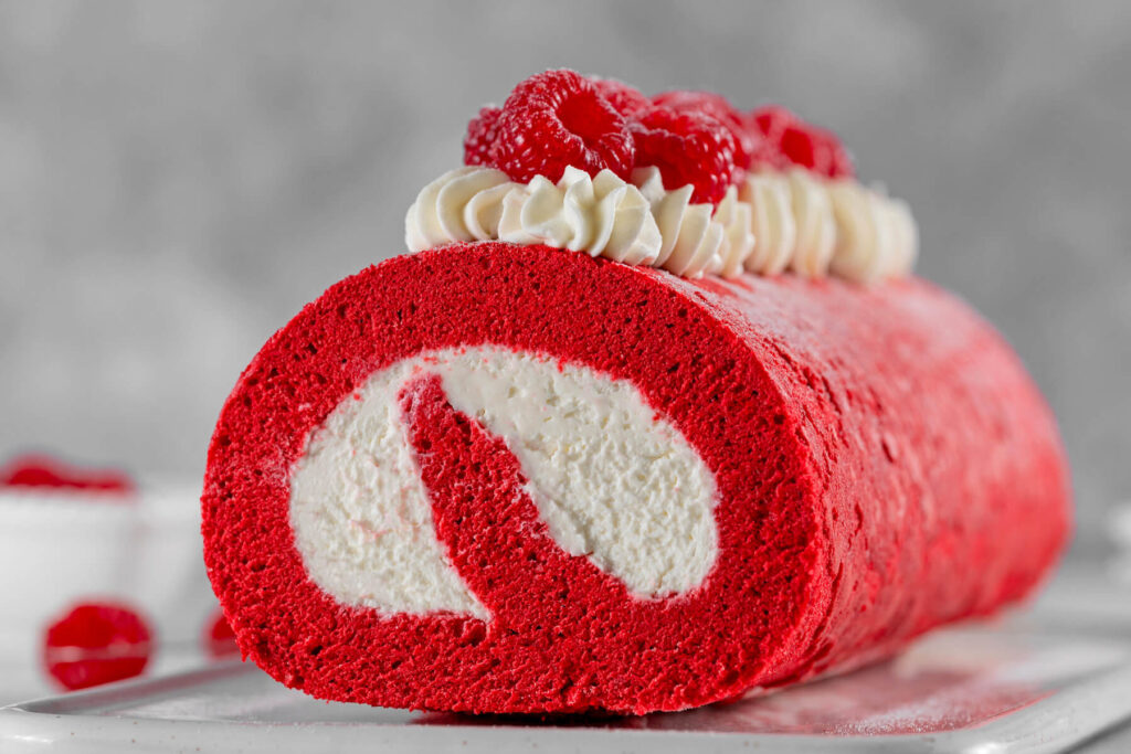 Red Velvet Rollkuchen – Biskuitrollkuchen & Frischkäse-Frosting