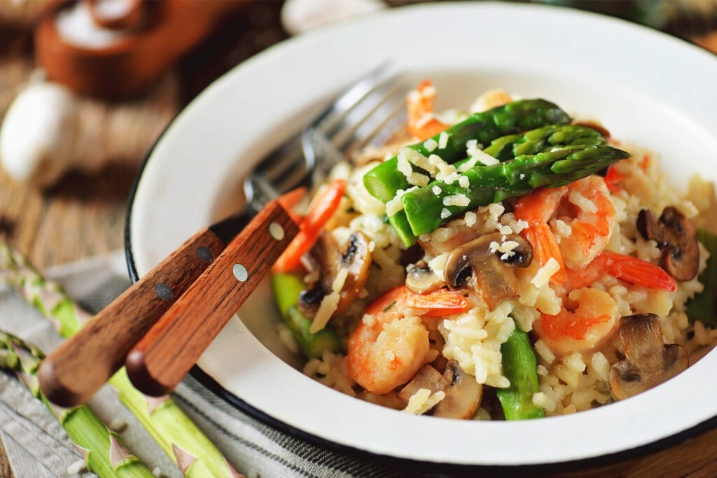 Risotto mit Garnelen, Champignons und grünem Spargel