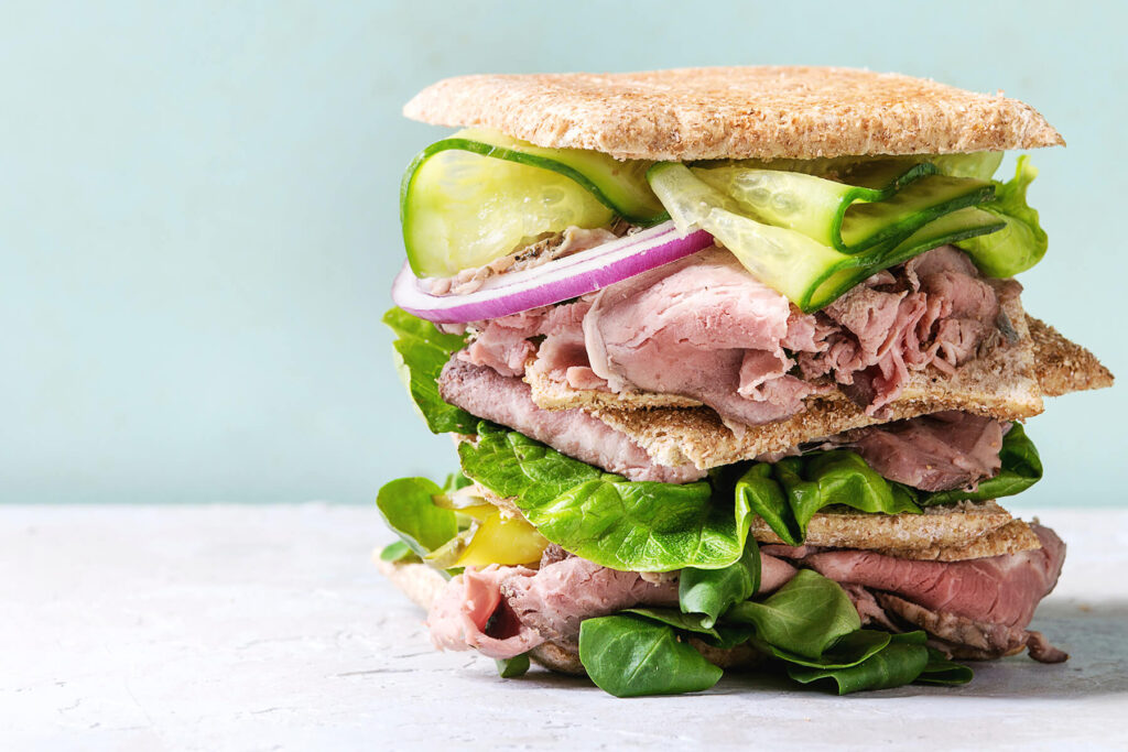 Roastbeef-Sandwich Rezept – britisches Vollkorn-Pita-Sandwich mit Roastbeef, Salat und Gemüse