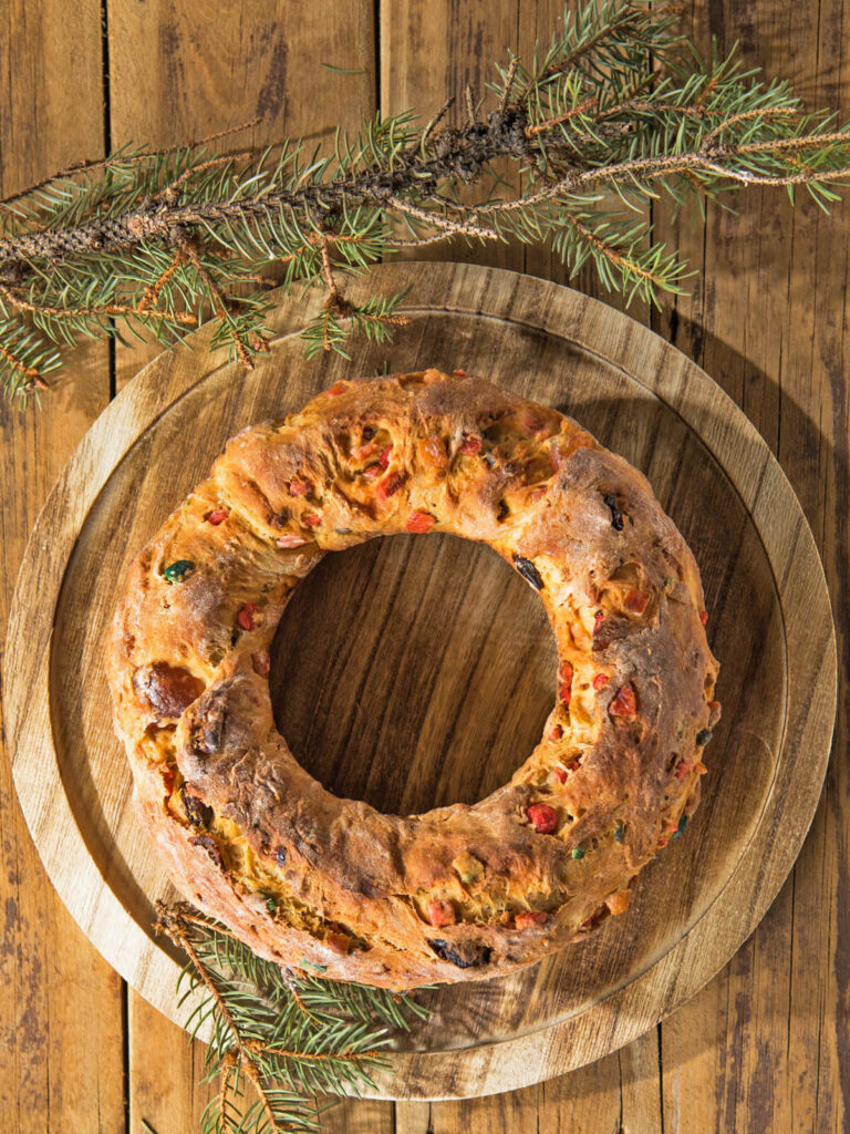 Rosca de Reyes – Saftiger Dreikönigskranz aus Hefeteig mit kandierten Früchten und Orangenaroma