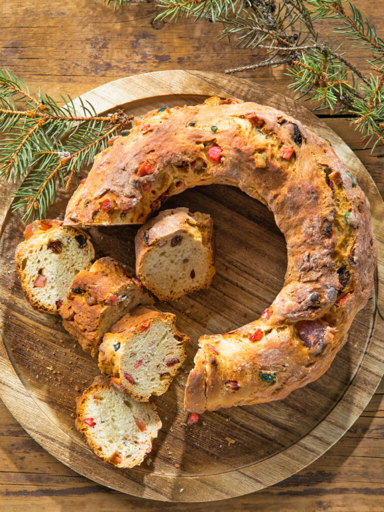 Rosca de Reyes mit kandierten Früchten
