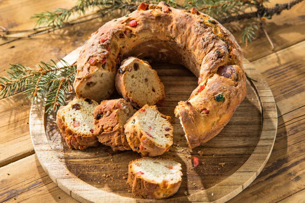 Rosca de Reyes – Saftiger Dreikönigskranz aus Hefeteig mit kandierten Früchten und Orangenaroma