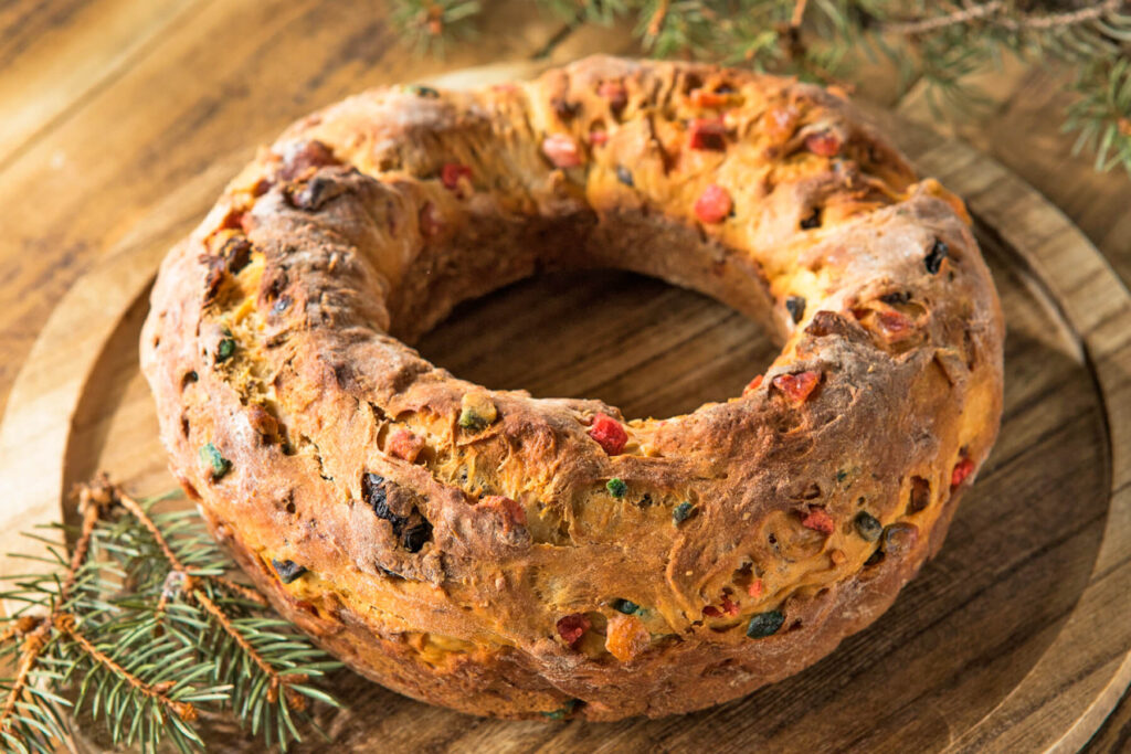 Rosca de Reyes – Saftiger Dreikönigskranz aus Hefeteig mit kandierten Früchten und Orangenaroma