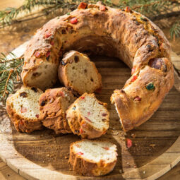 Rosca de Reyes – Saftiger Dreikönigskranz aus Hefeteig mit kandierten Früchten und Orangenaroma