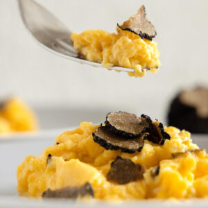 Rühreier mit schwarzem Trüffel