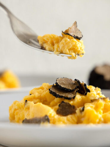 Rühreier mit schwarzem Trüffel
