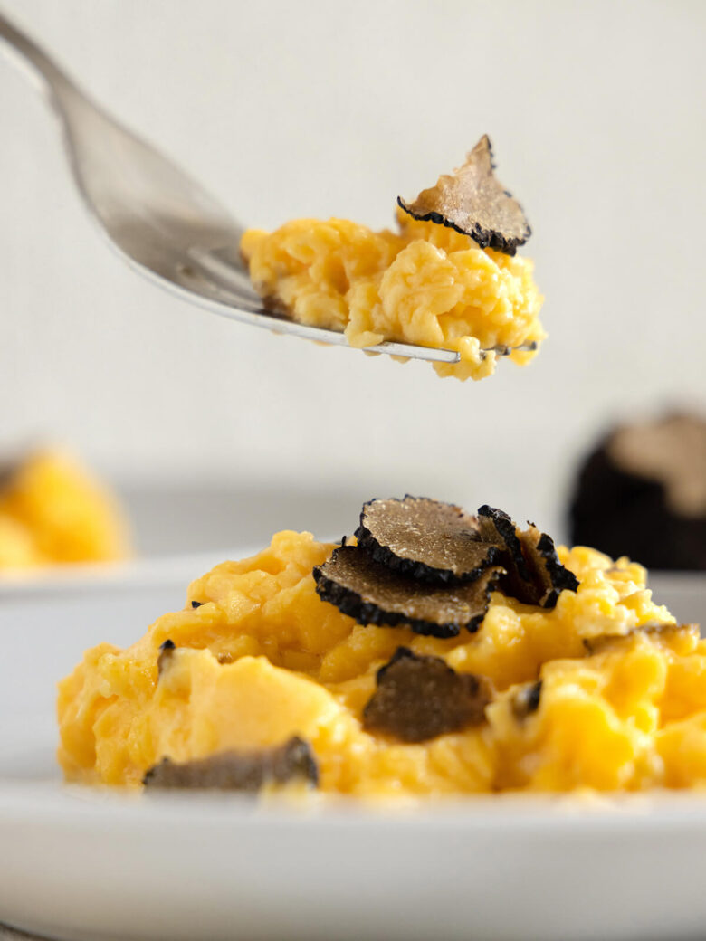 Rühreier mit schwarzem Trüffel