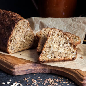 Saaten-Brot ganz und in Scheiben
