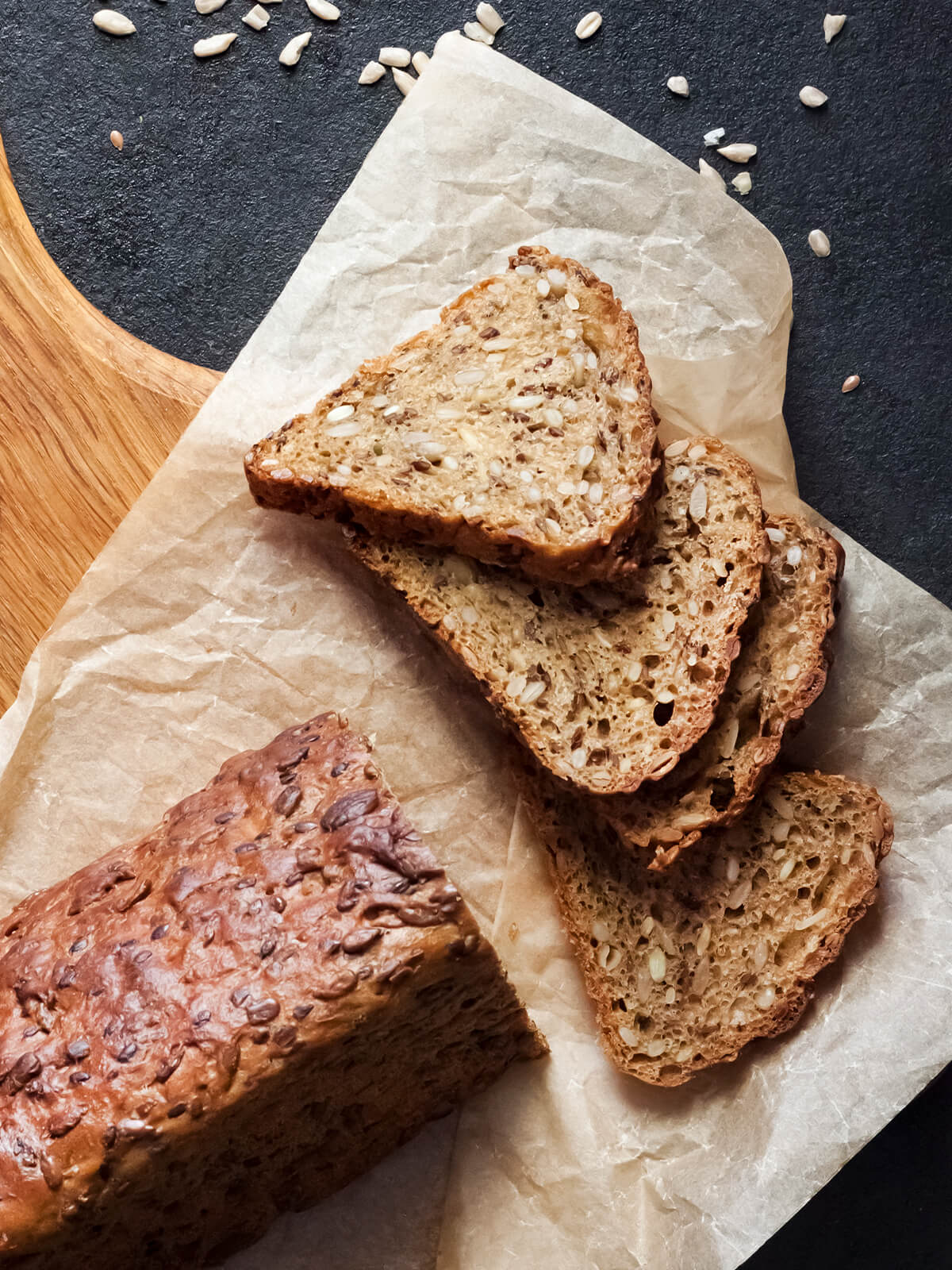Saaten-Brot in Scheiben mit Sonnenblumen- und Leinsamen